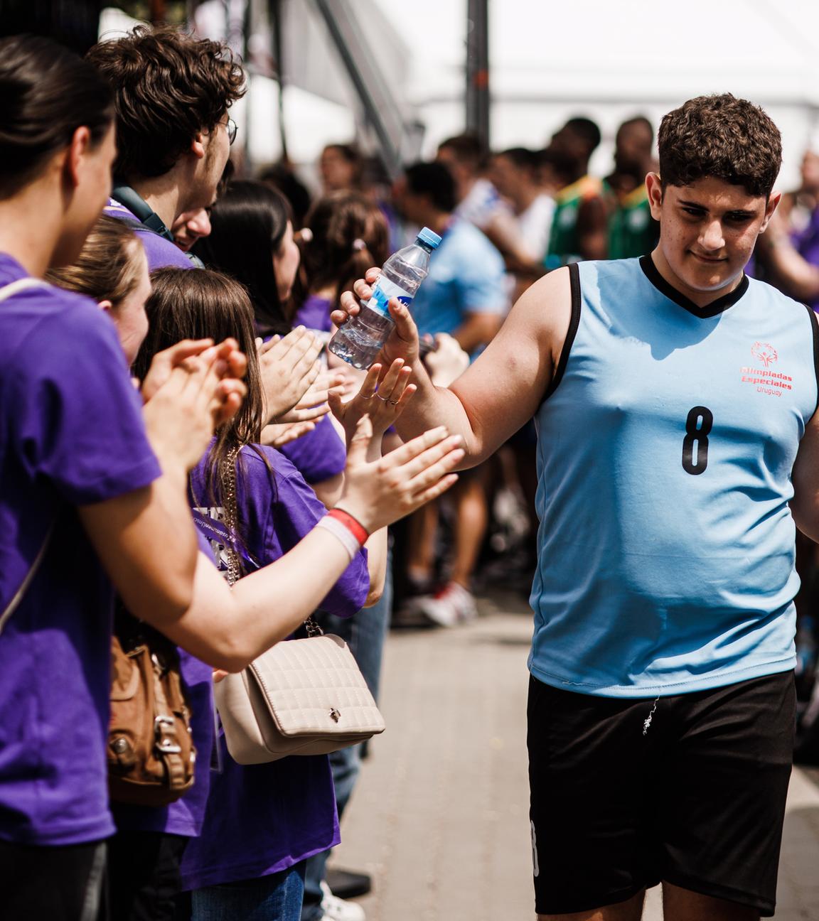 Ein Spieler von Uruguay klatscht sich bei den Special Olympics World Games in Berlin mit Volunteers ab.