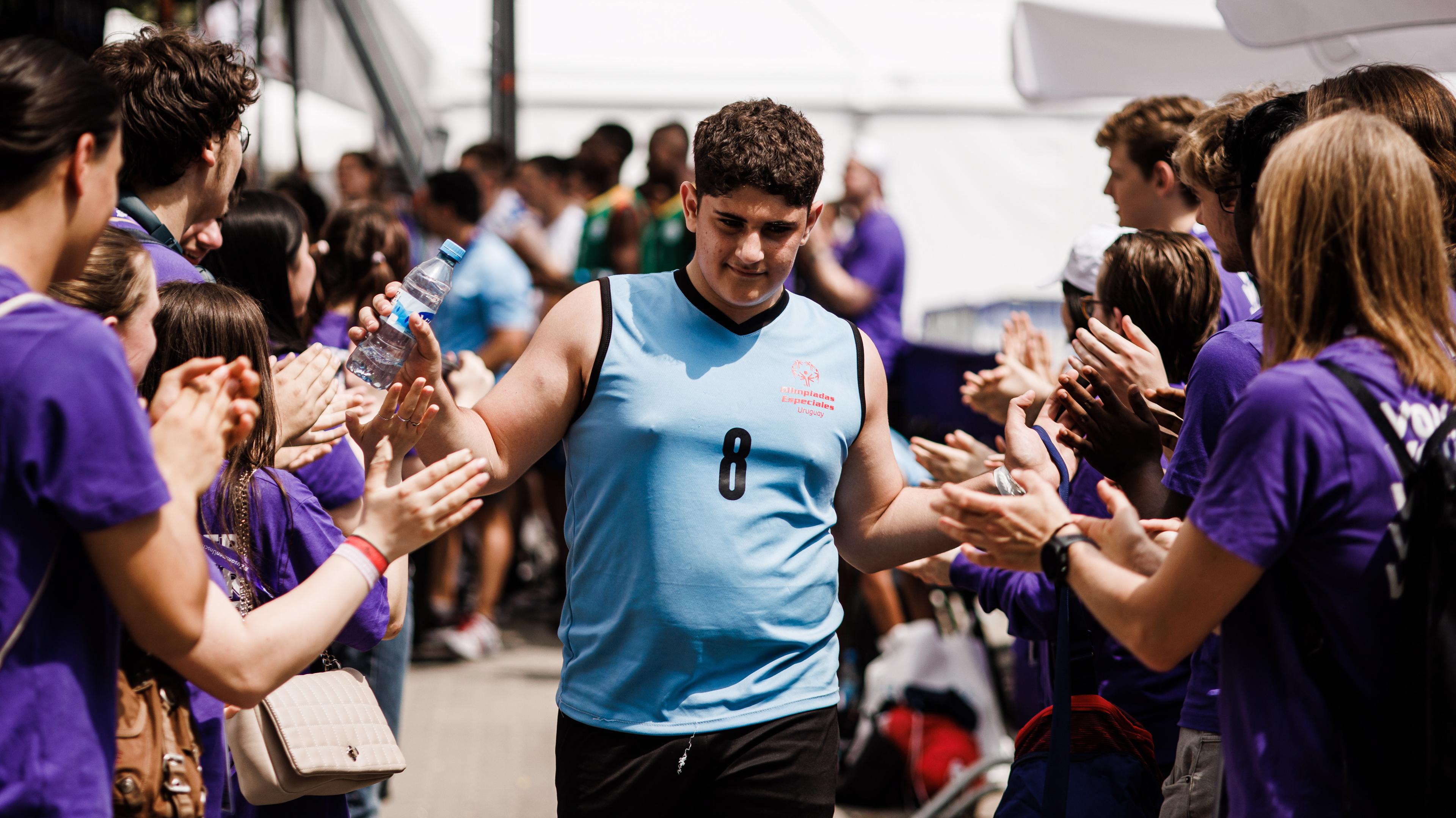Ein Spieler von Uruguay klatscht sich bei den Special Olympics World Games in Berlin mit Volunteers ab.