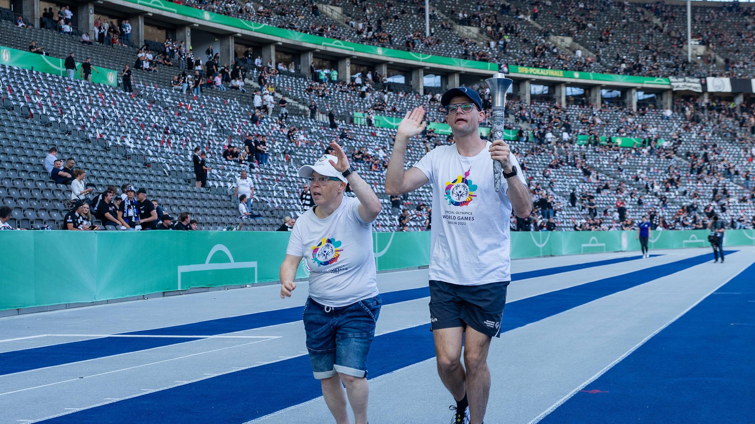Werbung für die Special Olympics World Games in Berlin beim DFB-Pokalfinale.