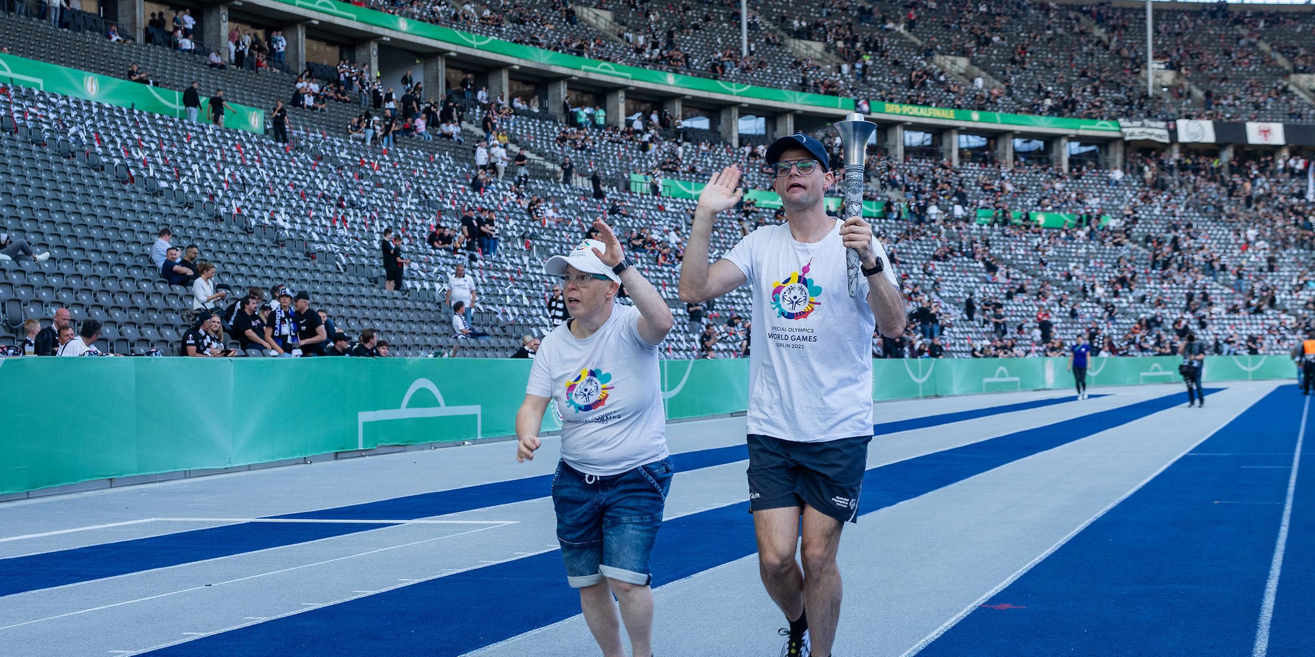 Werbung für die Special Olympics World Games in Berlin beim DFB-Pokalfinale.
