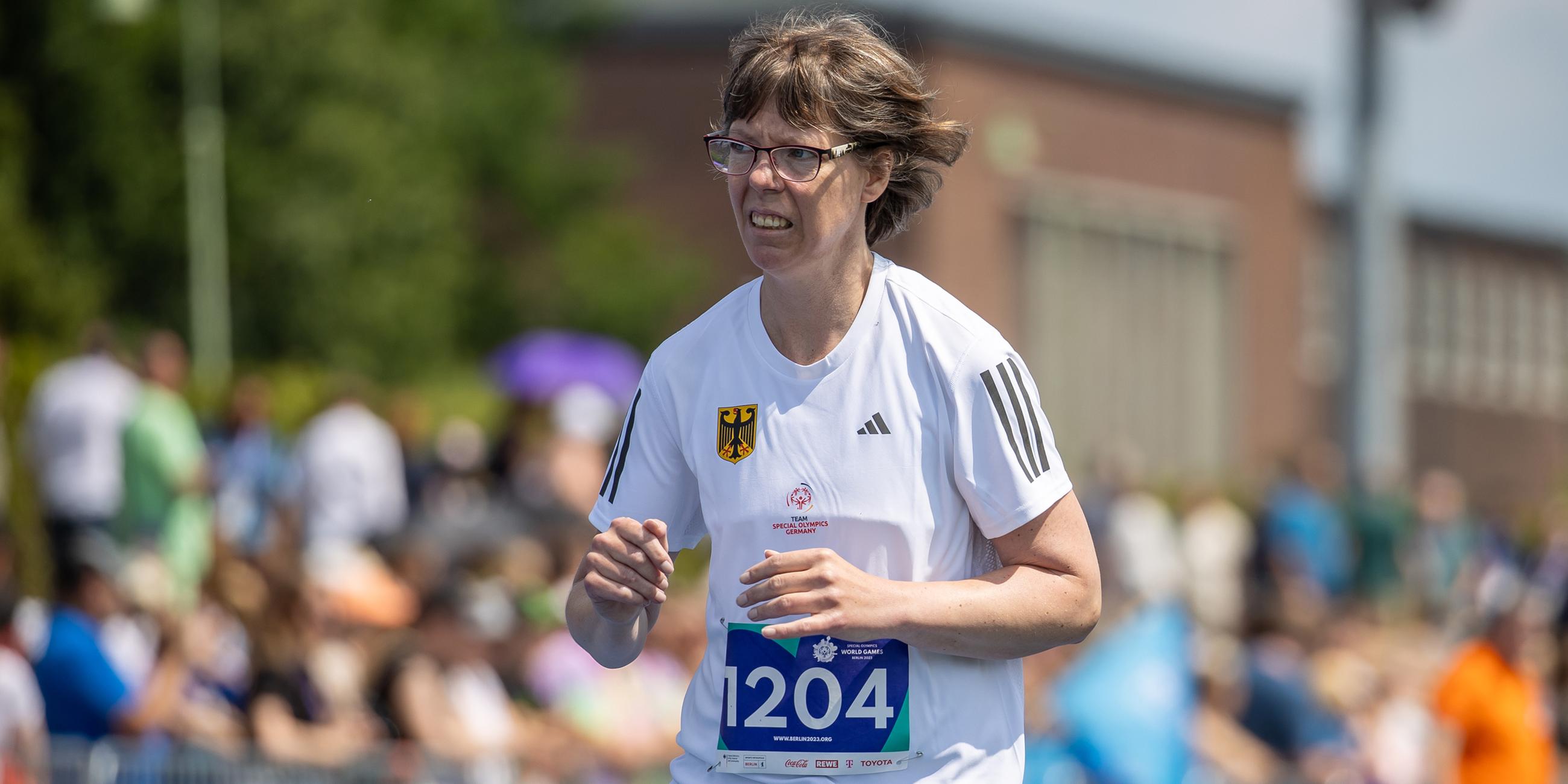 Annika Meissner aus Hessen läuft auf der Bahn im 1500 m Lauf