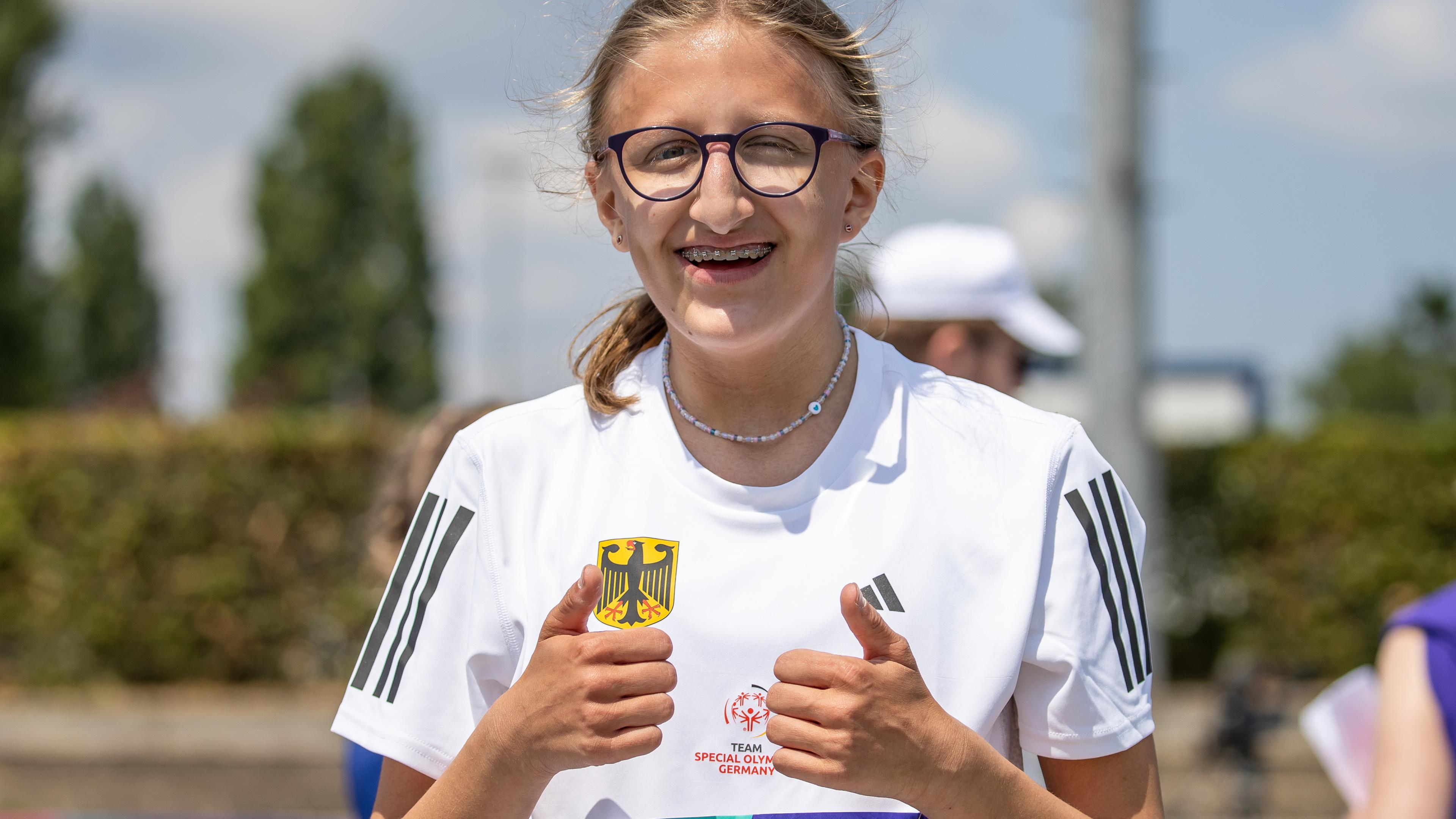 Berlin: Behindertensport: Special Olympics, World Games, Leichtathletik, 1500 m, Frauen, Level C, Halbfinale, Hanns-Braun-Stadion. Leonie Spehr aus Schleswig-Holstein reagiert auf ihr Ergebnis.