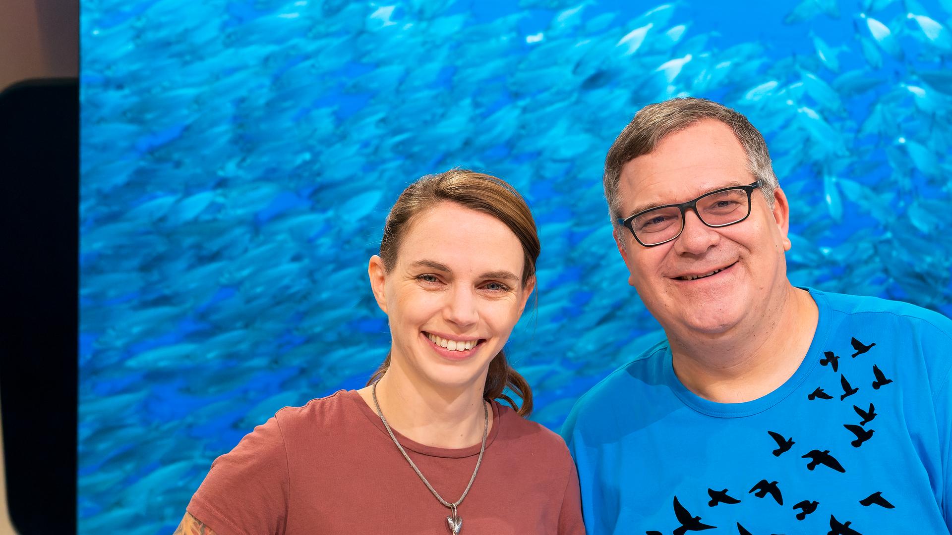 Gast Julia Schnetzer (l.) steht neben Elton (r.) im Studio.