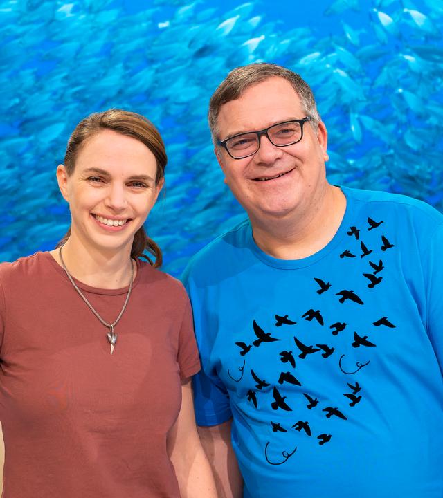 Gast Julia Schnetzer (l.) steht neben Elton (r.) im Studio.