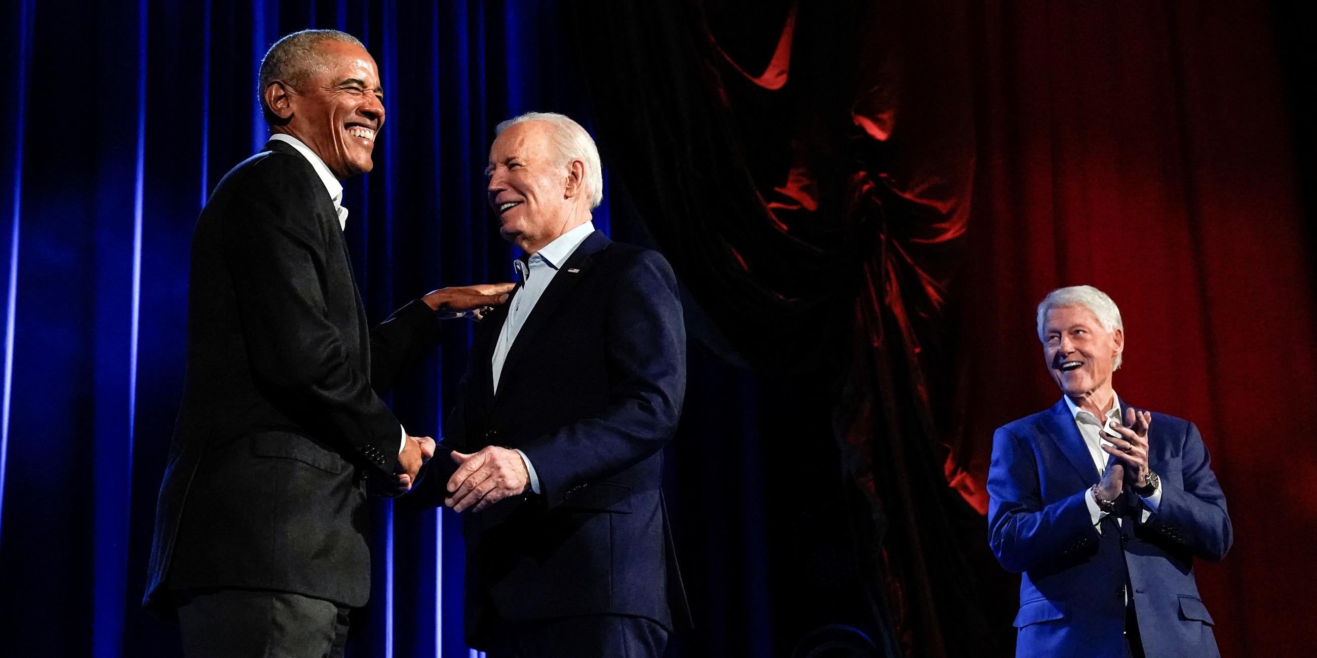US-Präsident Joe Biden und die ehemaligen US-Präsidenten Barack Obama und Bill Clinton nehmen an einer Diskussion teil.