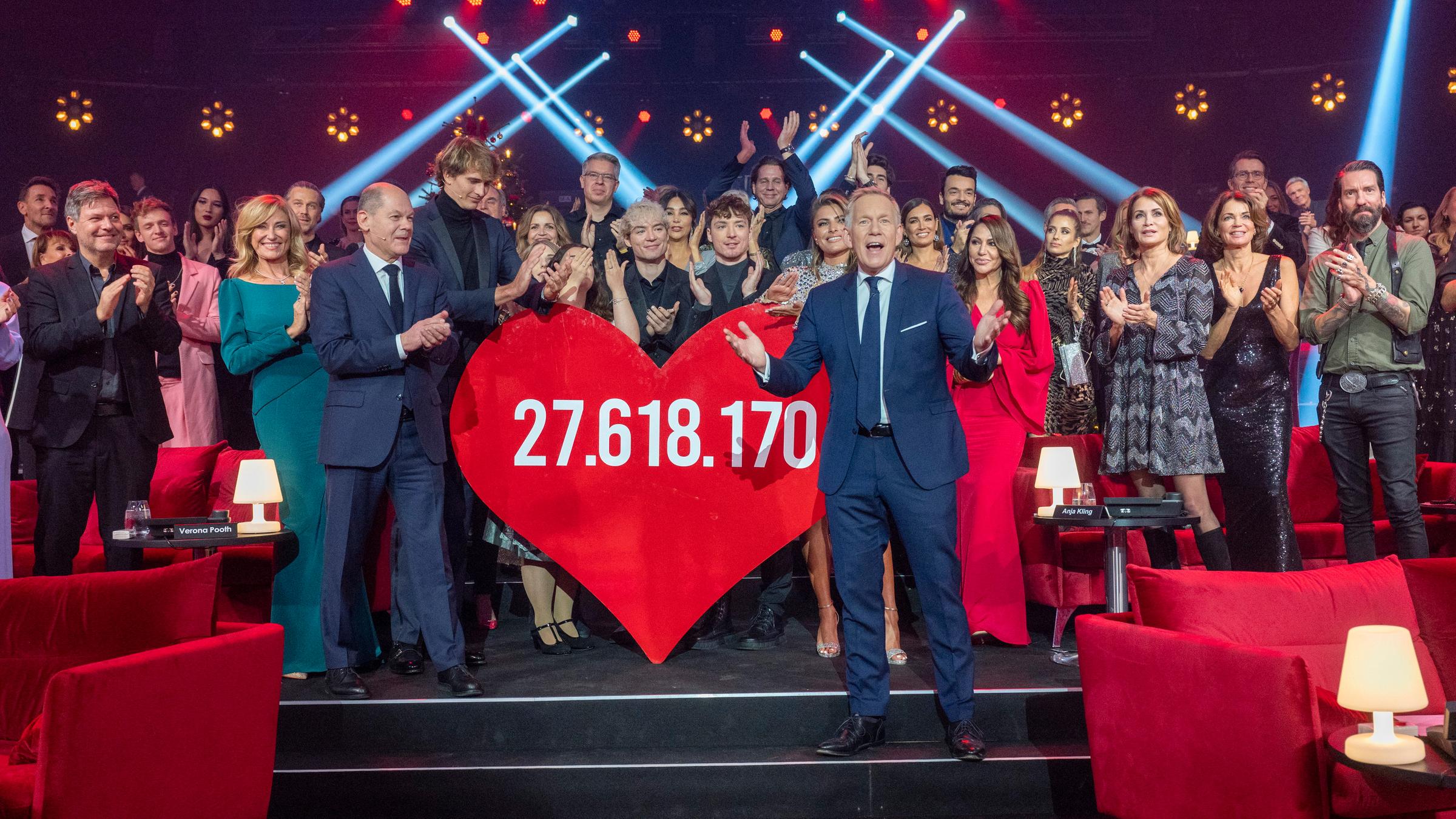 "Ein Herz für Kinder: Olaf Scholz und Johannes B. Kerner präsentieren die Spendensumme. Im Hintergrund die Mitwirkenden der Sendung.