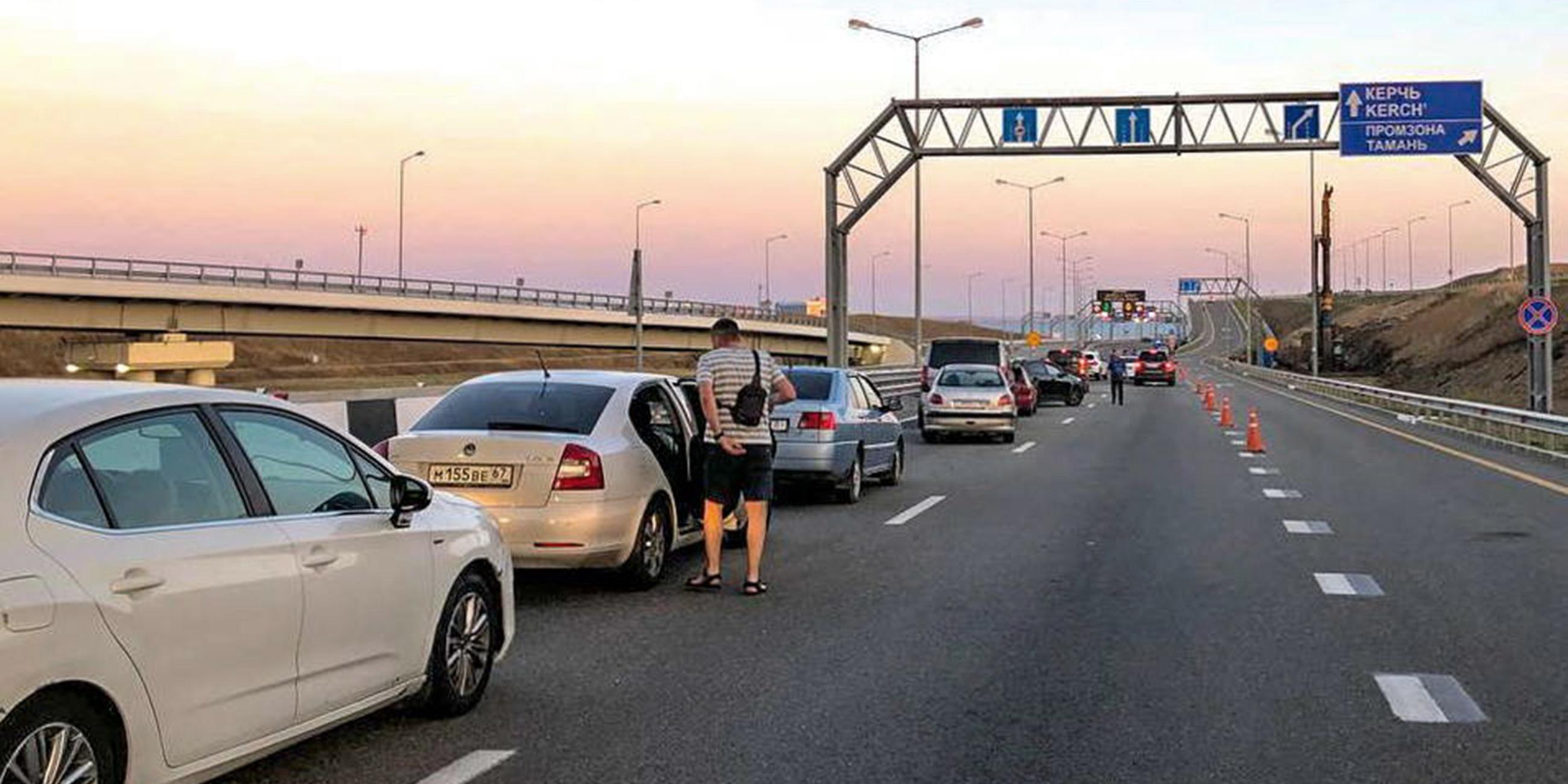 Verkehr auf Krim-Brücke nach "Notfall" unterbrochen