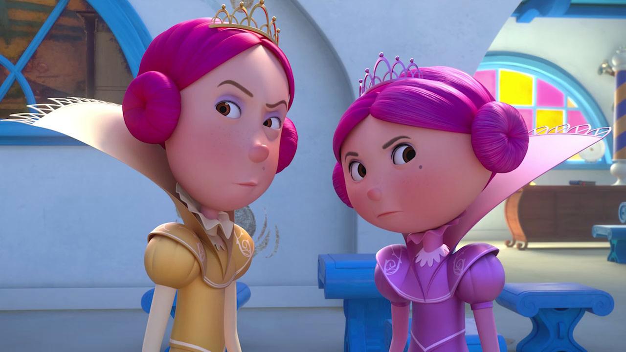 Daphne und Roxana schauen kritisch zur Seite. Sie haben plötzlich pinke Haare.