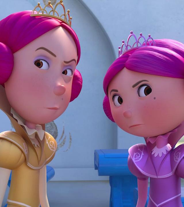 Daphne und Roxana schauen kritisch zur Seite. Sie haben plötzlich pinke Haare.