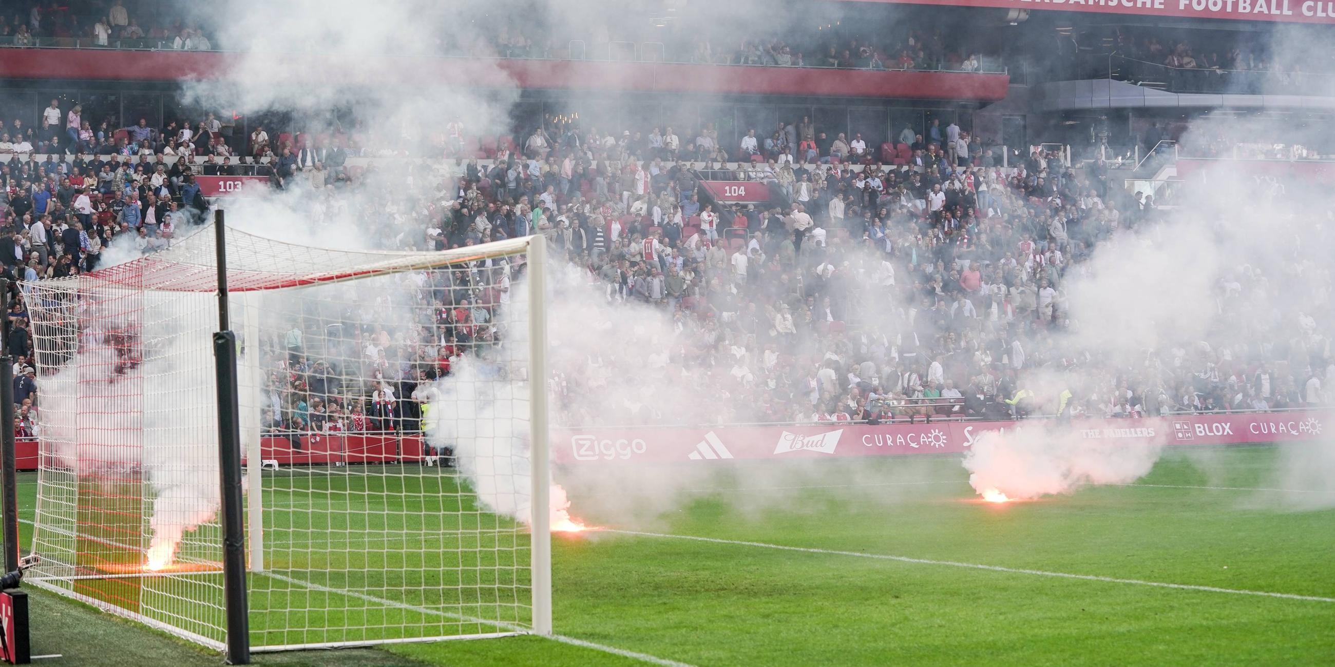 Pyrotechnik sorgt für Spielabbruch im Spiel zwischen Ajax Amsterdam und Feyenoord Rotterdam