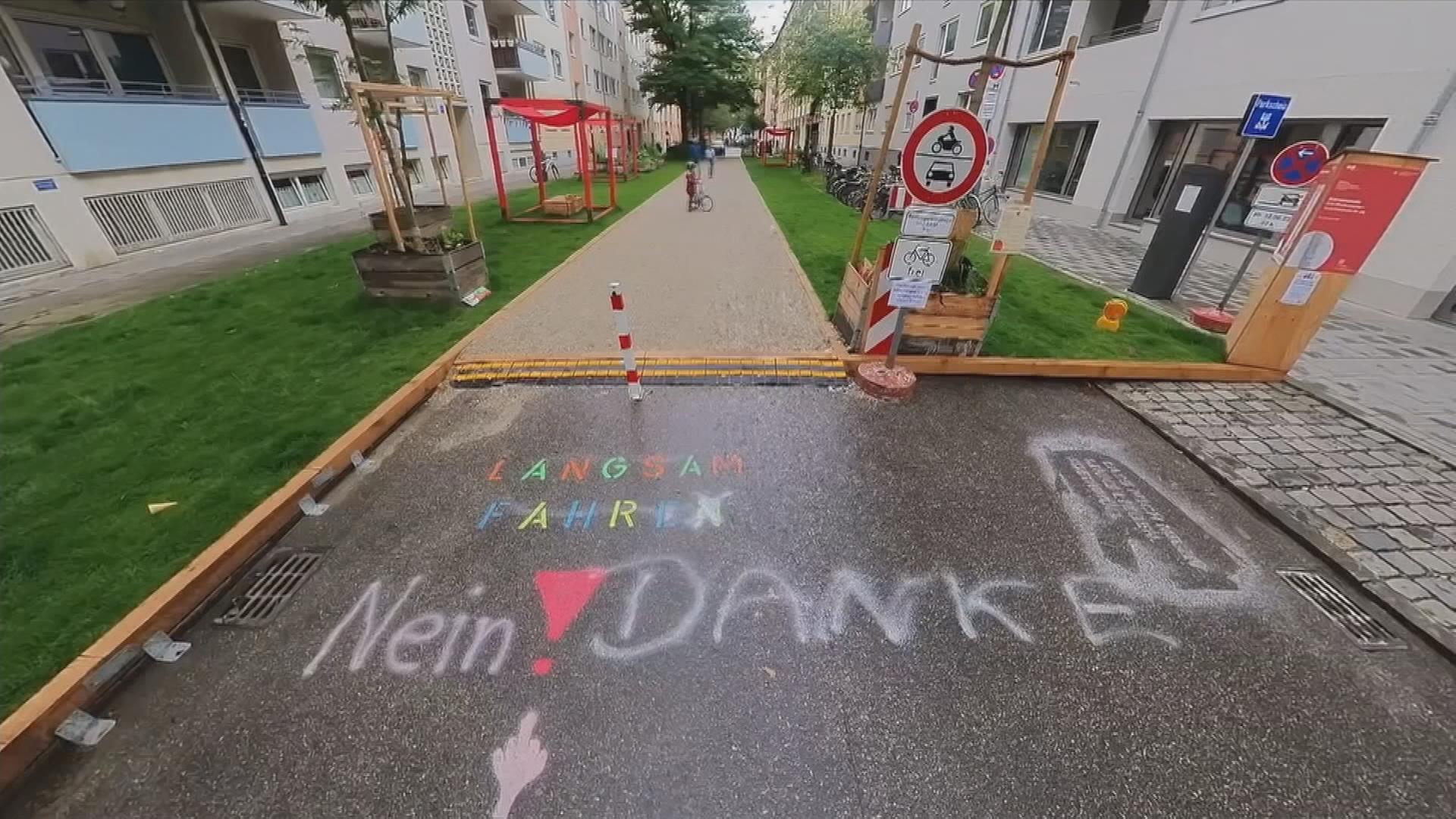 Auf dem Bild ist eine umfunktionierte Straße mit Spielfläche zu sehen.