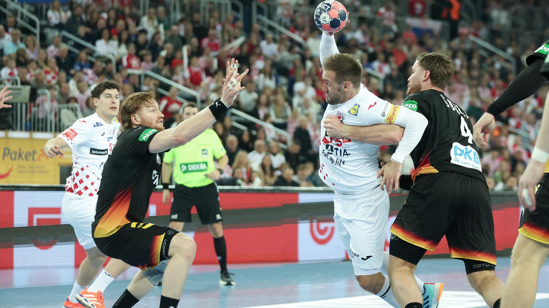 Luka Lovre Klarica (Kroatien), Tom Kiesler (Deutschland), Luka Cindric (Kroatien) und Johannes Golla (Deutschland) (l-r) in Aktion.