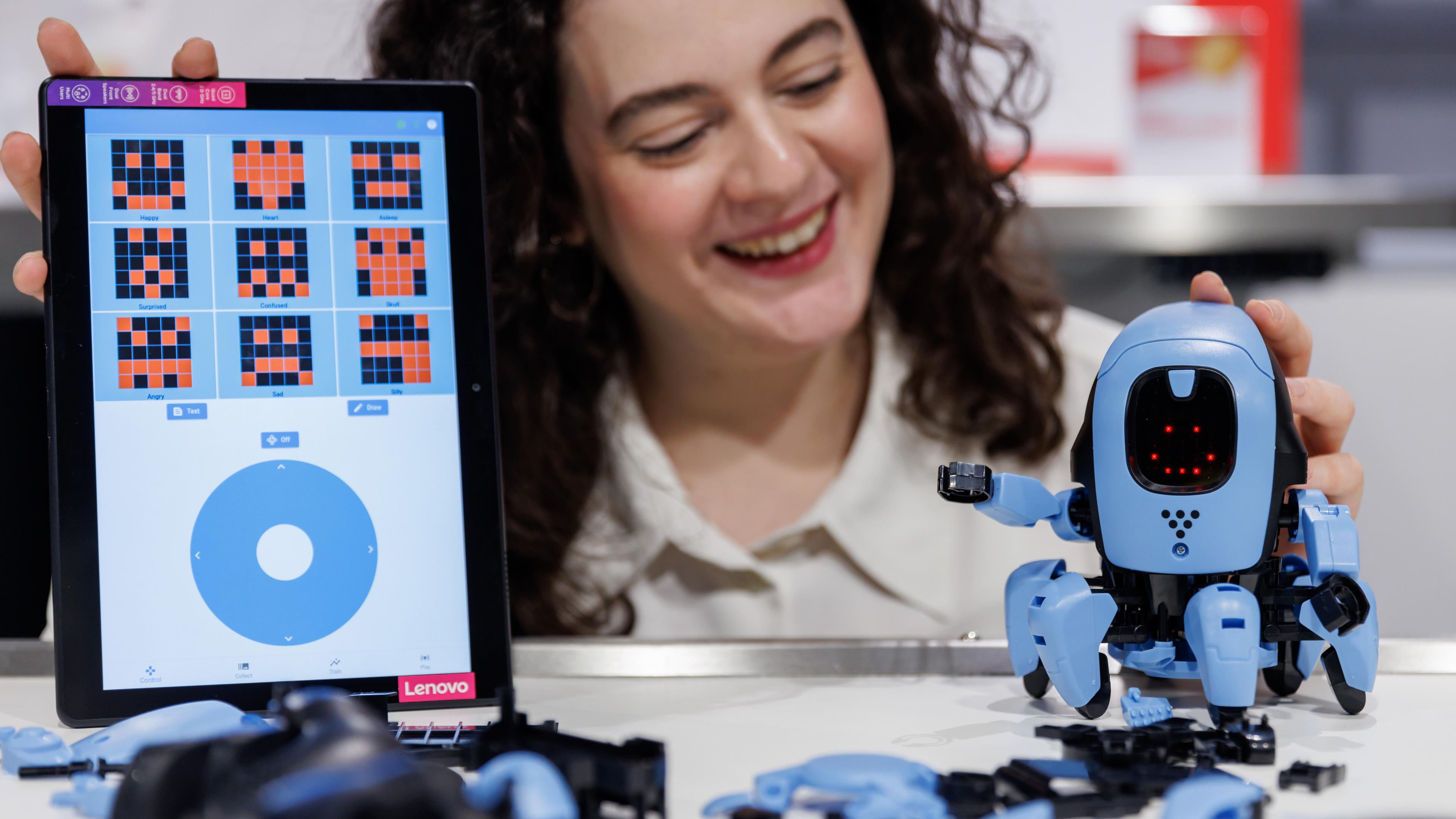 Bayern, Nürnberg: Katerina präsentiert am Rande der Hauptpressekonferenz zur 72. Spielwarenmesse im Zukunftsmuseum Nürnberg den Roboter Miika K.I. von Franckh-Kosmos.