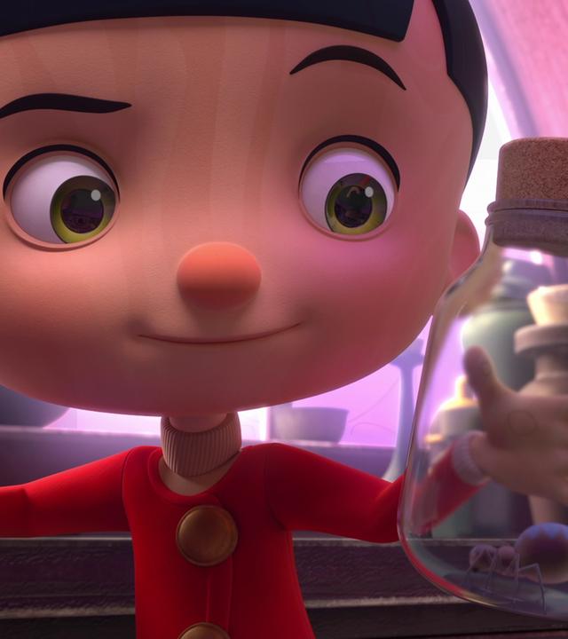 Pinocchio hält ein Glas in der Hand, in dem sich eine dunkle Spinne mit blauem Muster auf dem Rücken befindet.