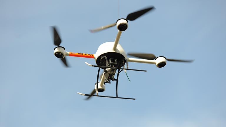 Auf dem Bild ist eine fliegende Polizeidrohne zu sehen.