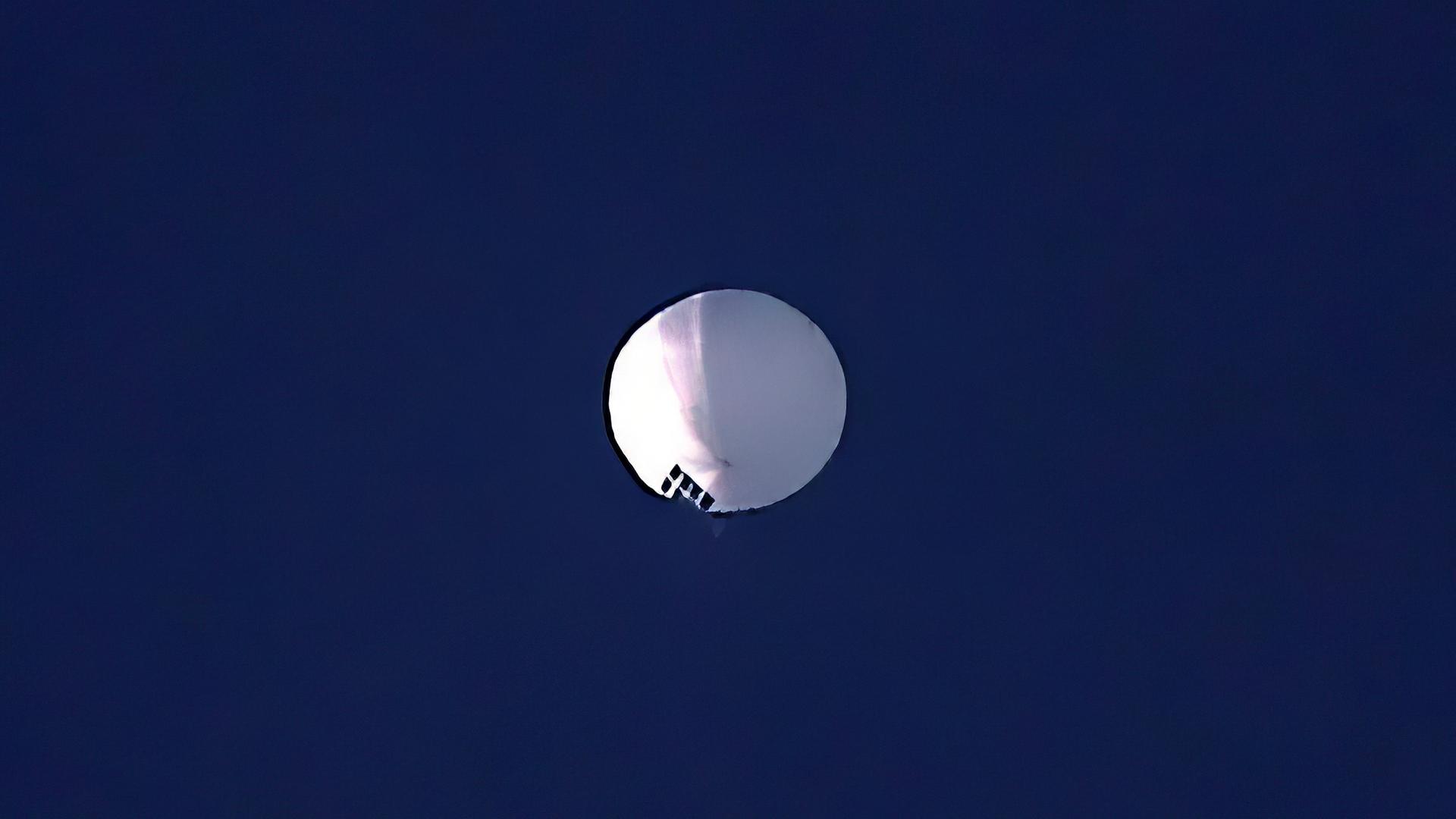 Ein Höhenballon schwebt über Billings im US-Bundesstaat Montana.