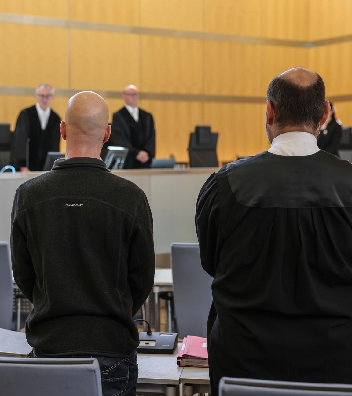 Nordrhein-Westfalen, Düsseldorf: Der Angeklagte (l, vorne) steht neben seinem Anwalt Marvin Schroth (r) im Gerichtssaal.