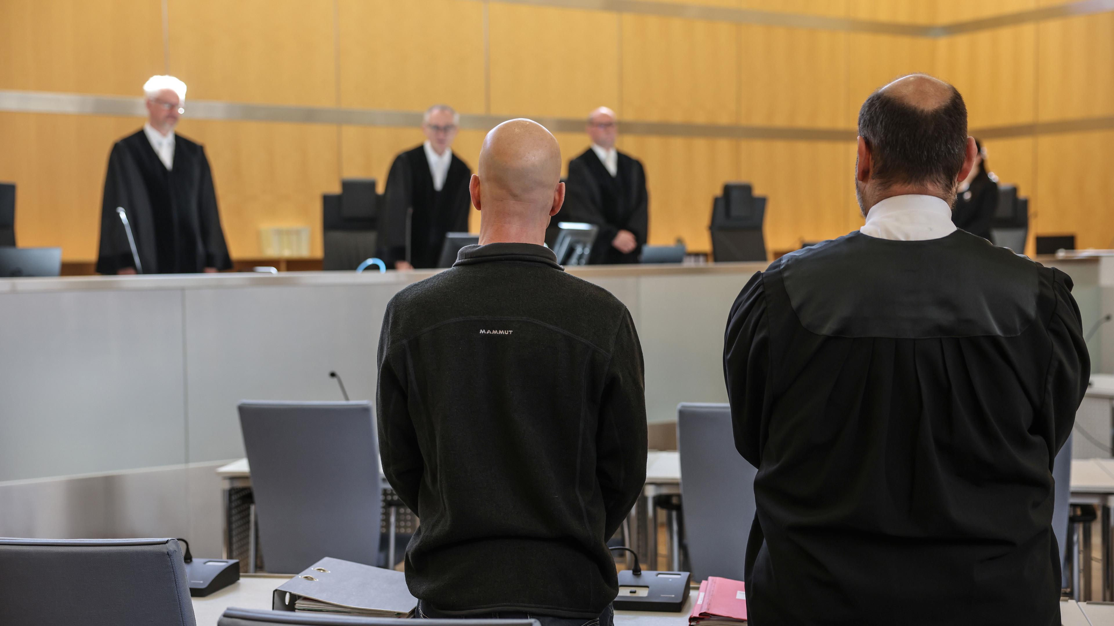Nordrhein-Westfalen, Düsseldorf: Der Angeklagte (l, vorne) steht neben seinem Anwalt Marvin Schroth (r) im Gerichtssaal.