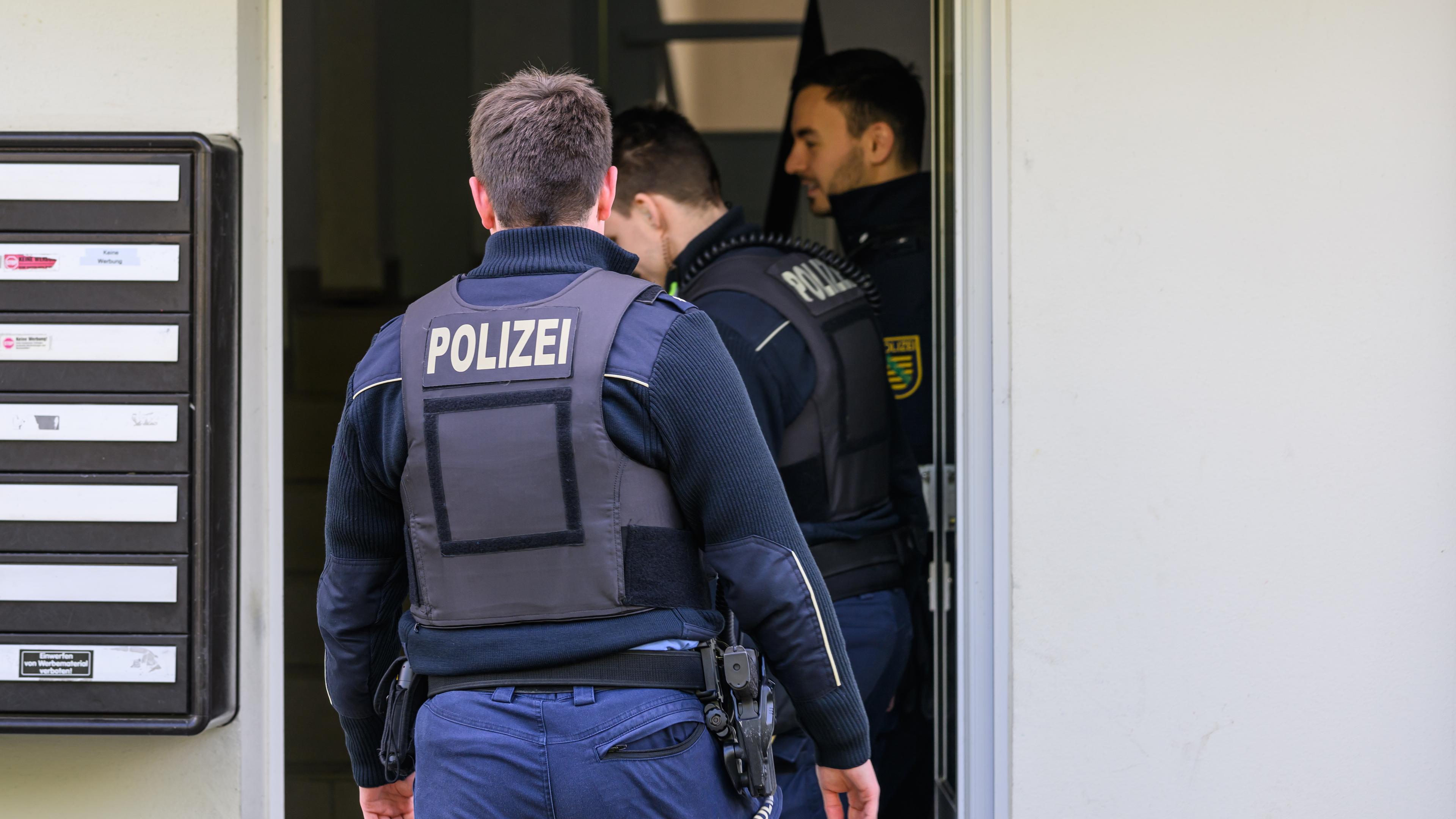  Sachsen, Dresden: Polizisten gehen in das Treppenhaus eines Wohnhauses. Ein Mitarbeiter des deutschen Europaabgeordneten ist in Dresden wegen des Verdachts der Spionage für China festgenommen worden.