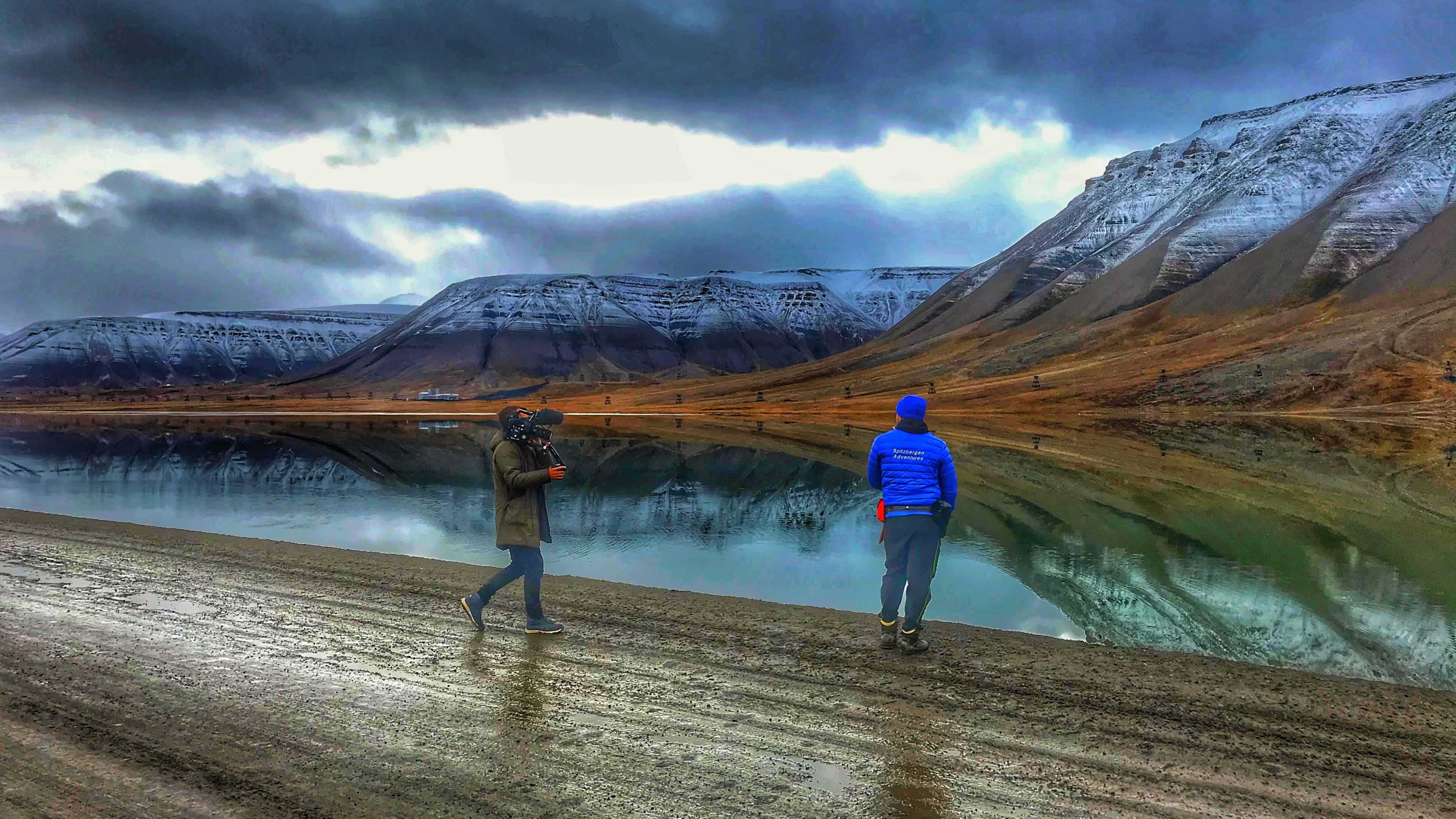 Zwei Menschen vor einem See in den Bergen