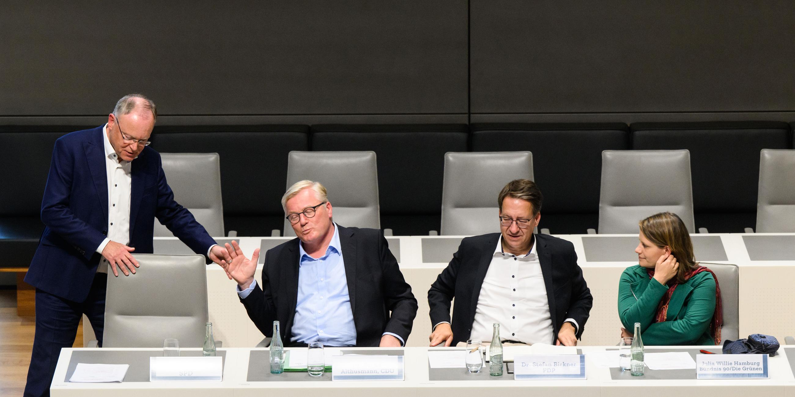 Die Spitzenkandidaten ihrer jeweiligen Parteien, Stephan Weil (SPD), Bernd Althusmann (CDU), Stefan Birkner (FDP) und Julia Willie Hamburg (Grüne), sitzen bei einer Diskussionsrunde von "Jugend debattiert" im niedersächsischen Landtag in Hannover am 26.09.2022