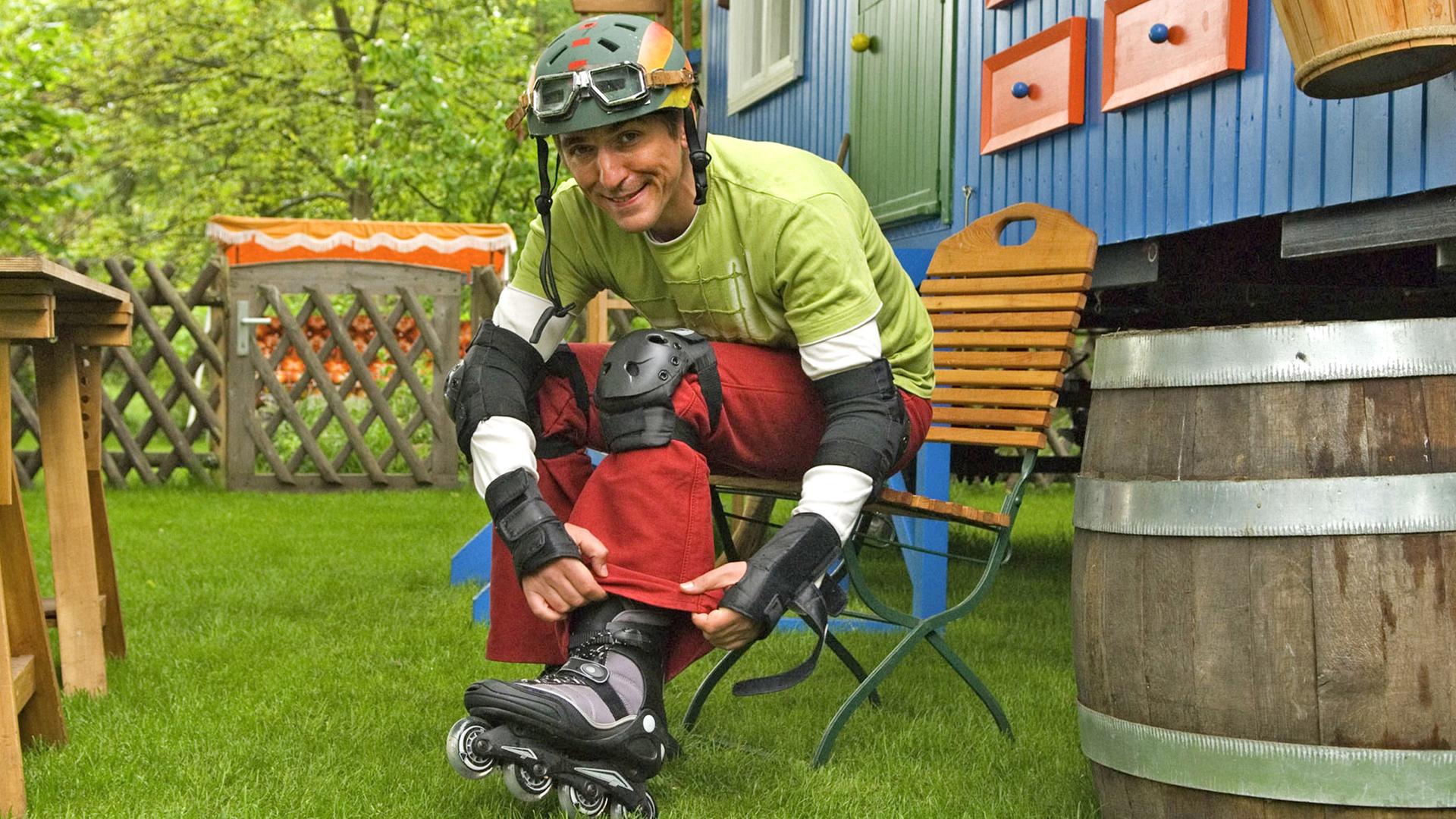 Fritz Fuchs zieht sich Inliner an.