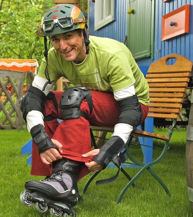 Fritz Fuchs zieht sich Inliner an.