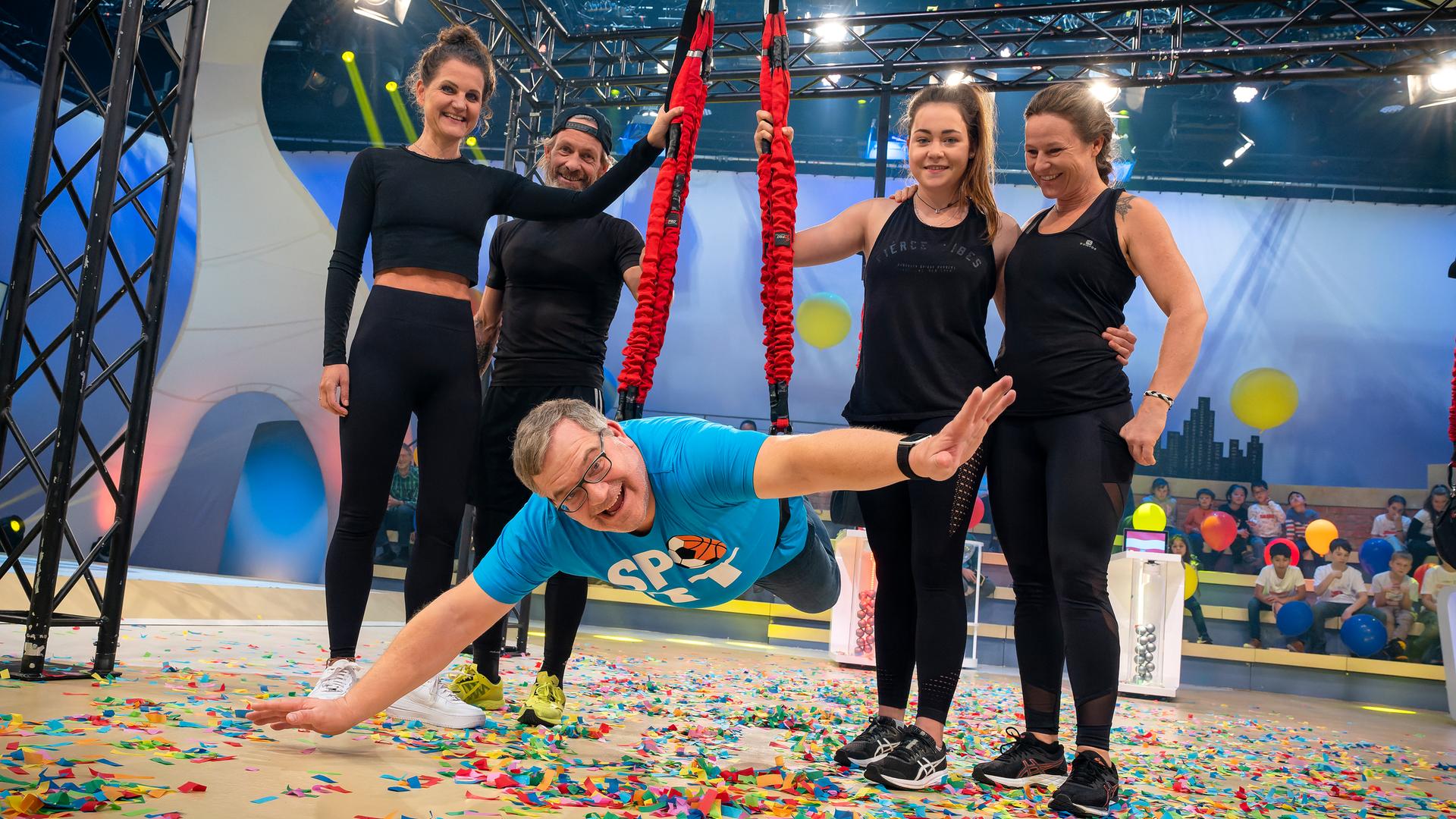 Thomas Sieghart (z. v. l.) und sein Team sichern eine Leine. Elton (d. v. l.) schwingt freihändig darin.