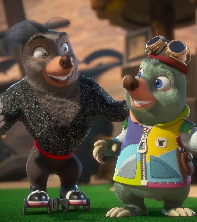 Maulwurf Moley steht auf einer Wiese zwischen seinen Freunden Rodrigo und Dotty. Alle drei haben Golfschläger in der Hand und scheinen bestens gelaunt.