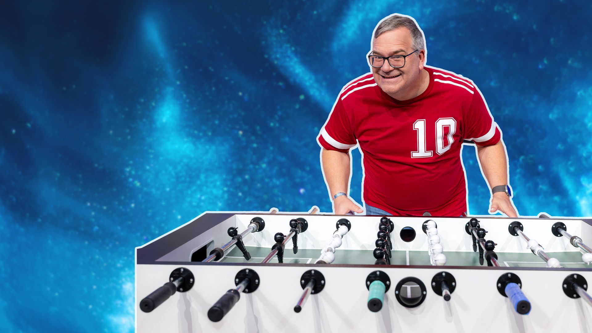 1, 2 oder 3: Elton steht am Tischfussball