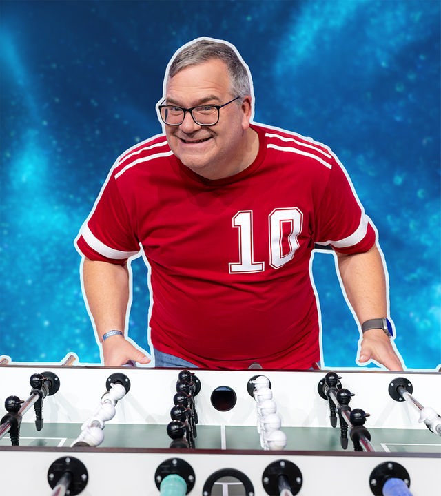 1, 2 oder 3: Elton steht am Tischfussball