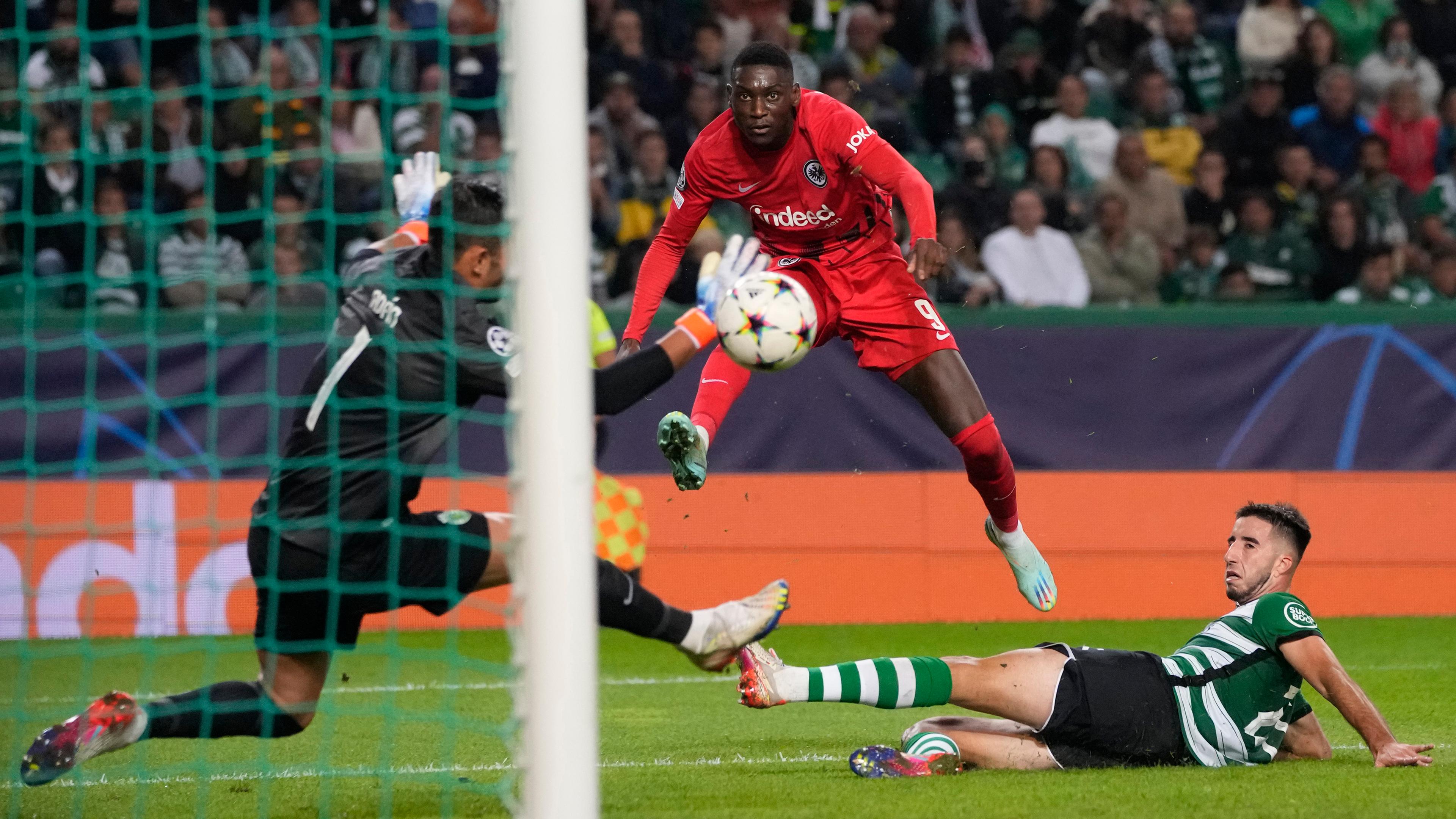Fußball-Champions-League, Sporting Lissabon - Eintracht Frankfurt: Der Frankfurter Randal Kolo Muani schießt das 2:1-Siegtor.