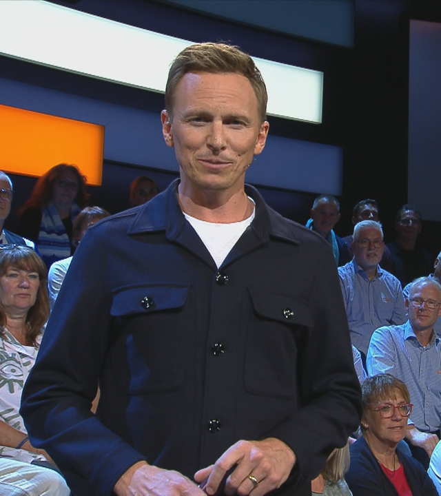 Jochen Breyer steht vor dem "sportstudio"-Publikum und schaut in die Kamera.