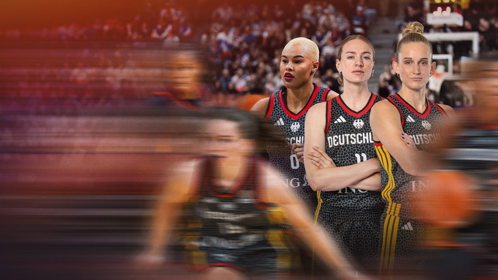 "Macherinnen - die neue Ära im Basketball": Montage: Die deutschen Basketball-Nationalspielerinnen Satou Sabally, Marie Gülich und Leonie Fiebich befinden sich im Mittelpunkt einer Basketball-Halle. Vor ihnen sind weitere Spielerinnen schemenhaft in der Bewegung dargestellt. Im Vordergrund liegt der Sendungstitel in weißer Schrift.