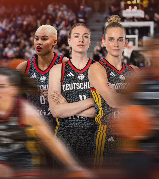 "Macherinnen - die neue Ära im Basketball": Montage: Die deutschen Basketball-Nationalspielerinnen Satou Sabally, Marie Gülich und Leonie Fiebich befinden sich im Mittelpunkt einer Basketball-Halle. Vor ihnen sind weitere Spielerinnen schemenhaft in der Bewegung dargestellt. Im Vordergrund liegt der Sendungstitel in weißer Schrift.