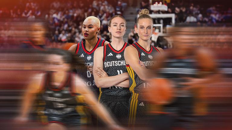 "Macherinnen - die neue Ära im Basketball": Montage: Die deutschen Basketball-Nationalspielerinnen Satou Sabally, Marie Gülich und Leonie Fiebich befinden sich im Mittelpunkt einer Basketball-Halle. Vor ihnen sind weitere Spielerinnen schemenhaft in der Bewegung dargestellt. Im Vordergrund liegt der Sendungstitel in weißer Schrift.