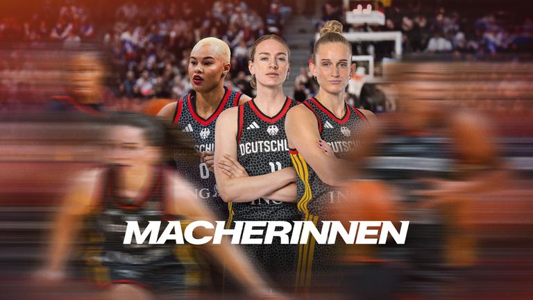 "Macherinnen - die neue Ära im Basketball": Montage: Die deutschen Basketball-Nationalspielerinnen Satou Sabally, Marie Gülich und Leonie Fiebich befinden sich im Mittelpunkt einer Basketball-Halle. Vor ihnen sind weitere Spielerinnen schemenhaft in der Bewegung dargestellt. Im Vordergrund liegt der Sendungstitel in weißer Schrift.