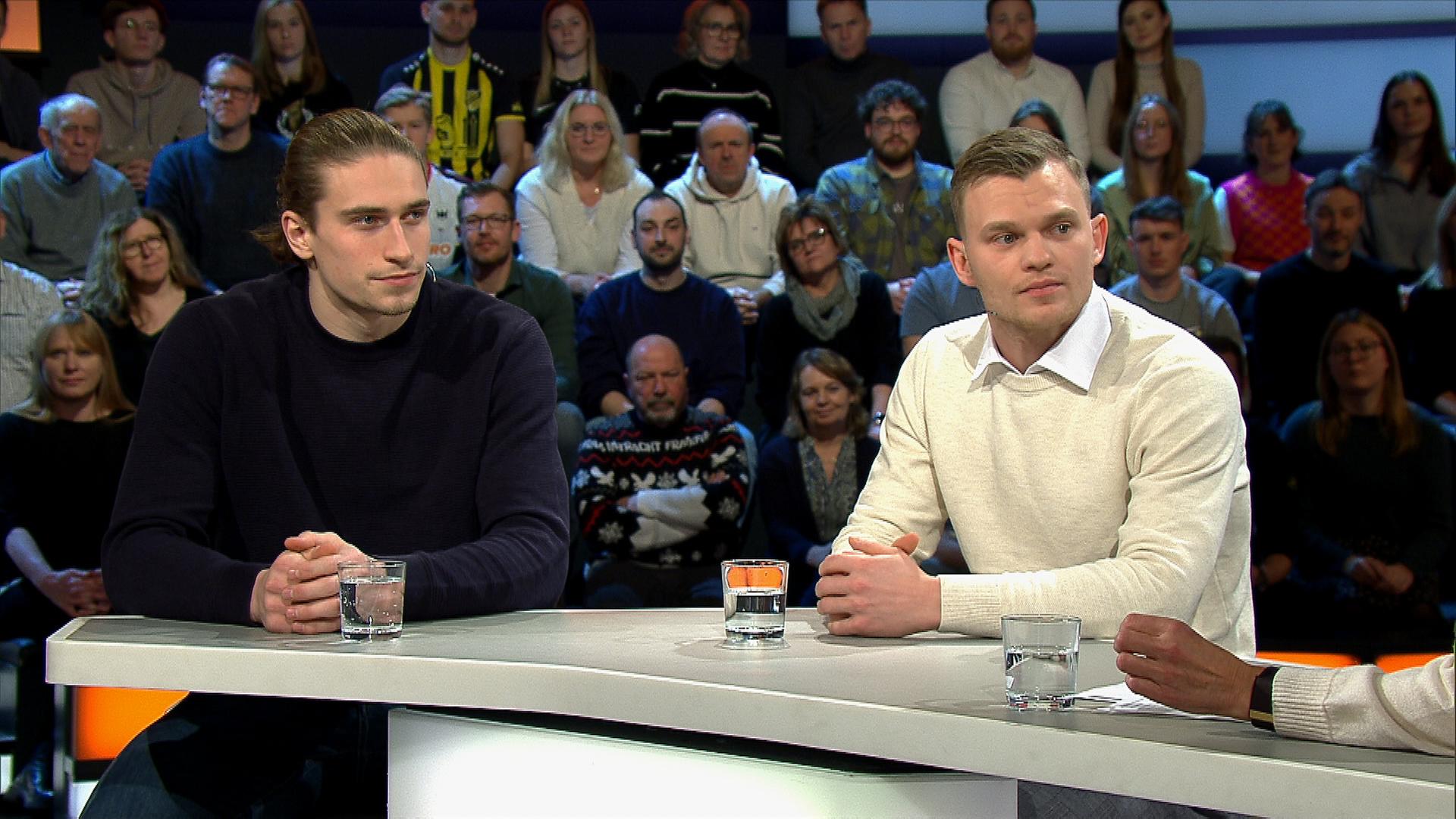 Handball-Nationalspieler Juri Knorr und Timo Kastening im Gespräch.