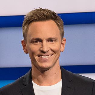 "das aktuelle sportstudio": Jochen Breyer steht in der Studiokulisse.