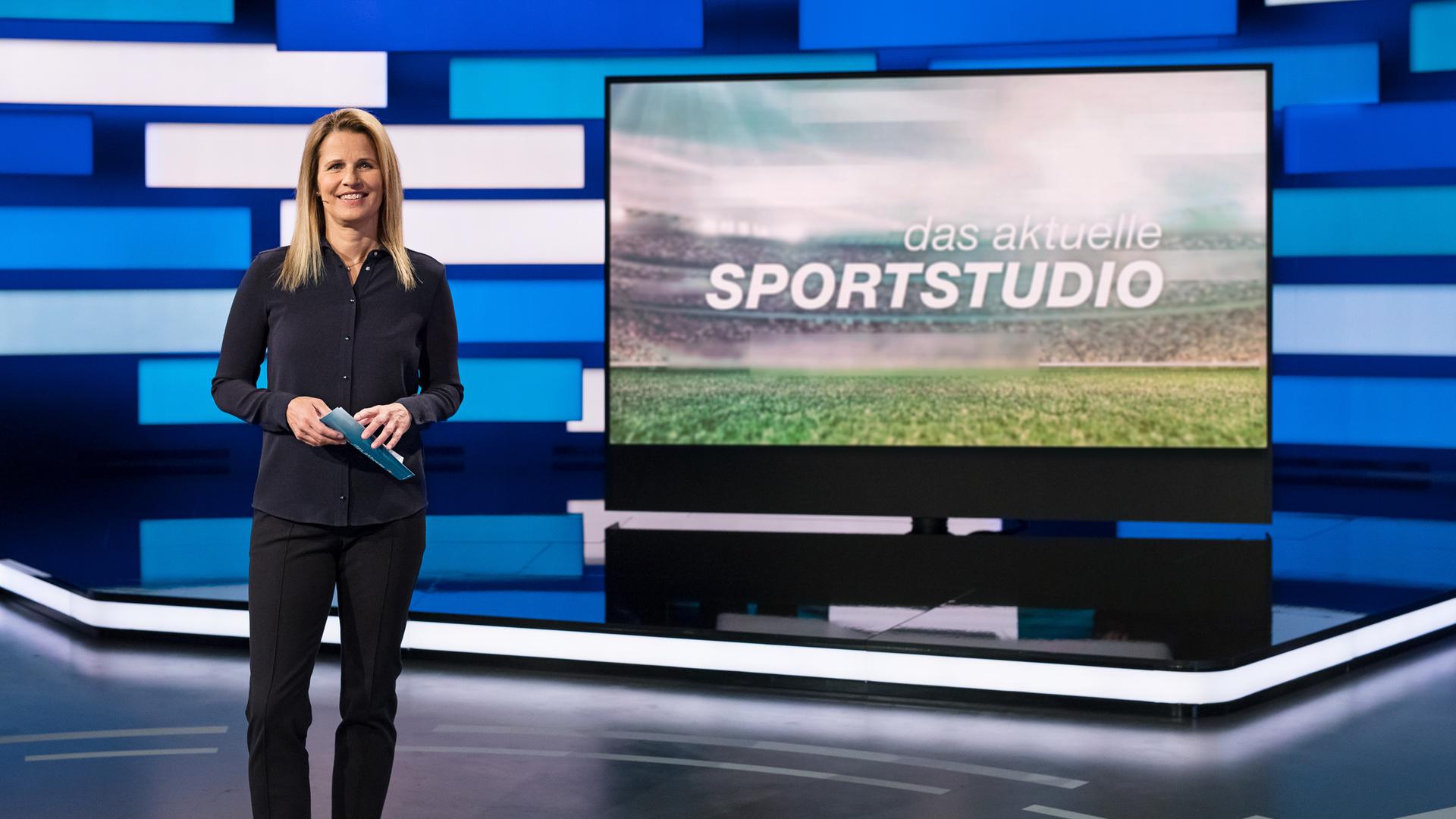 "das aktuelle sportstudio": Katrin Müller-Hohenstein steht in der Studiokulisse.