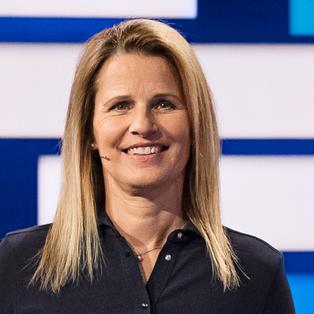 "das aktuelle sportstudio": Katrin Müller-Hohenstein steht in der Studiokulisse.