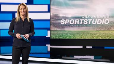 "das aktuelle sportstudio": Katrin Müller-Hohenstein steht in der Studiokulisse.