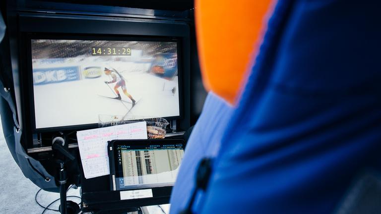 Typical für "ZDF sportstudio live": Schulterblick auf Monitor einer Fernsehkamera, die einen Biathleten im Fokus hat