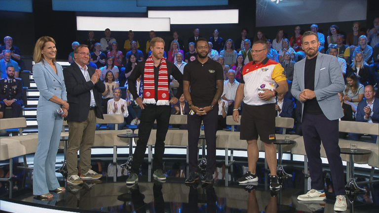 (v.l.n.r.) Katrin Müller-Hohenstein, Prinz Harry, Angelo Anderson, Jens Niemeyer und Boris Pistorius im Studio.