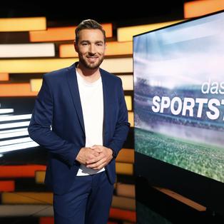 "das aktuelle sportstudio": Sven Voss steht in der Studiokulisse.