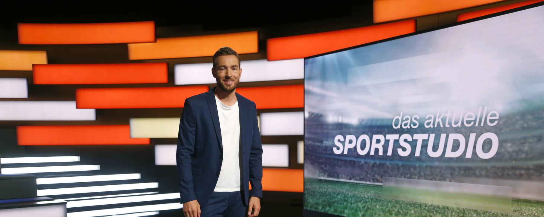 "das aktuelle sportstudio": Sven Voss steht in der Studiokulisse.