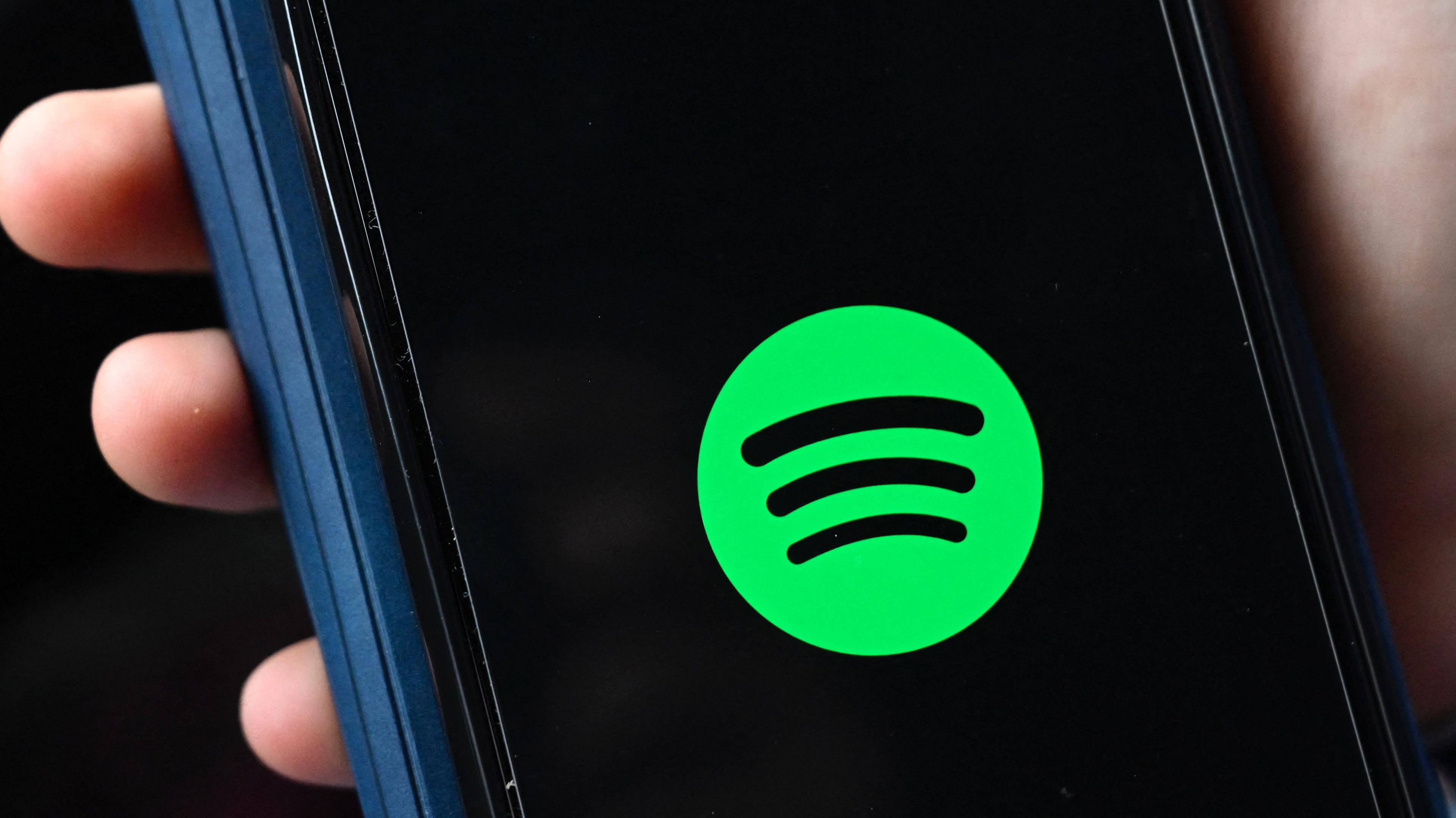 Smartphone mit Logo des schwedischen Musik-Streaming-Giganten Spotify
