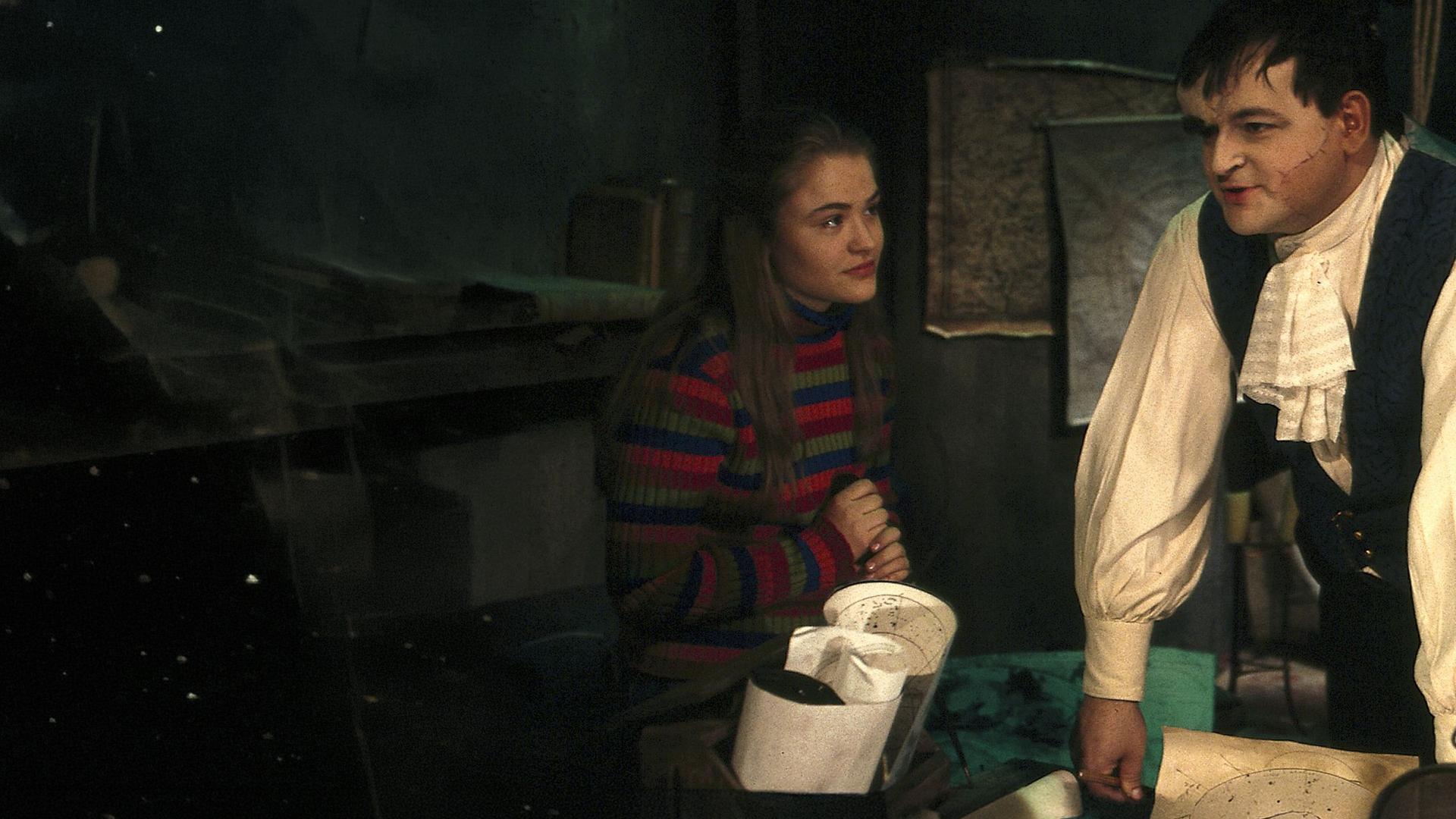 "Sprechstunde bei Dr. Frankenstein": Lenni (Michael Trischan) Franzi Frankenstein (Floriane Eichhorn) stehen in Lennis Experimentierkeller.