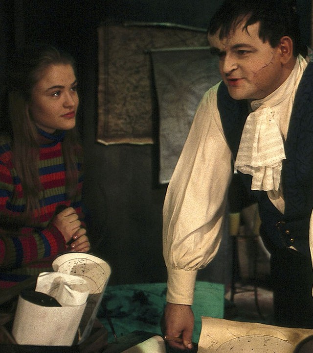 "Sprechstunde bei Dr. Frankenstein": Lenni (Michael Trischan) Franzi Frankenstein (Floriane Eichhorn) stehen in Lennis Experimentierkeller.