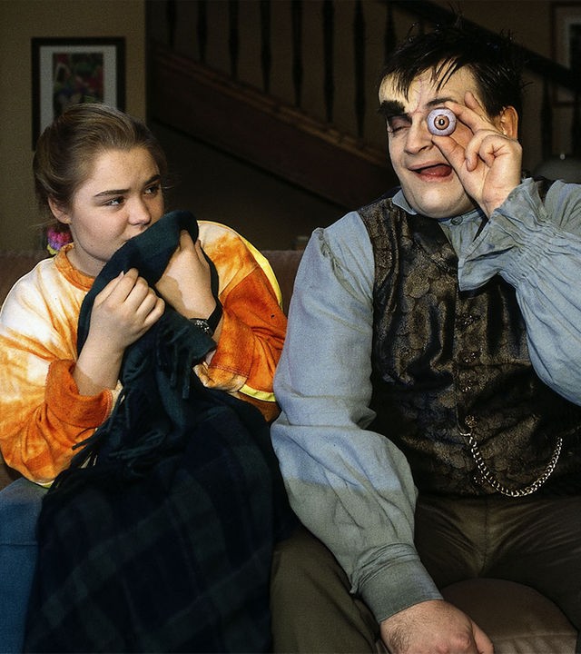"Sprechstunde bei Dr. Frankenstein": Lenni (Michael Trischan) und Franzi (Fritzi Eichhorn) sitzen nebeneinander auf dem Sofa. Lenni hält sich ein künstliches Auge vor sein Auge.